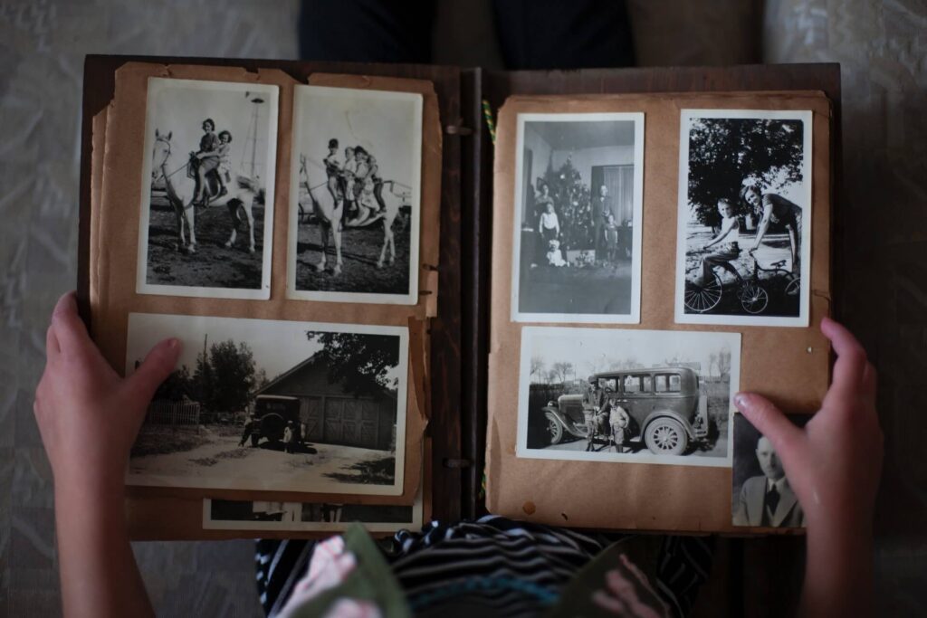 En fotobog med gamle, sort/hvide fotografier.